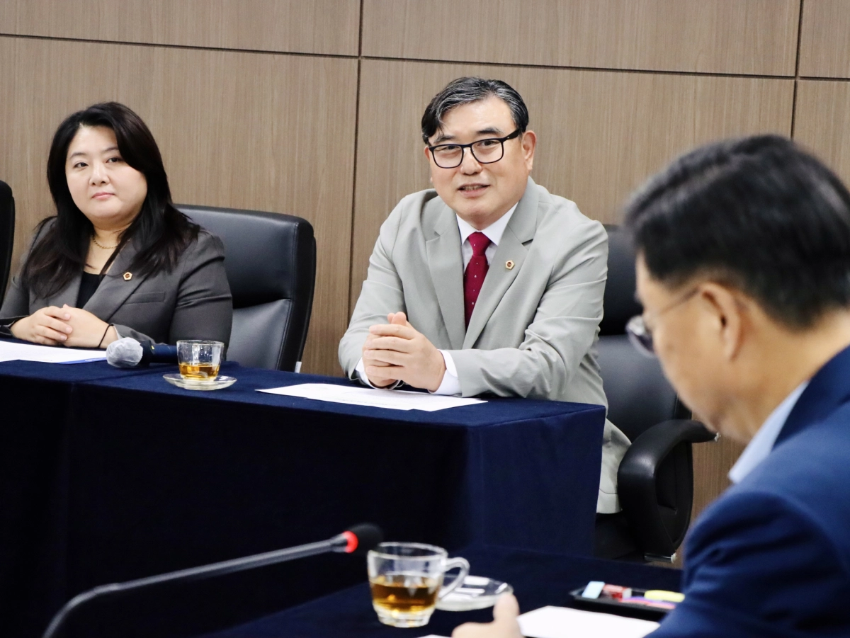 ▲김진후 의원과 이지혜 의원이 2일 성남시청에서 신상진 성남시장과 마주 앉아 성남시 버스교통 현안과 개선 대책을 논의하고 있다. (사진=경기도의회)