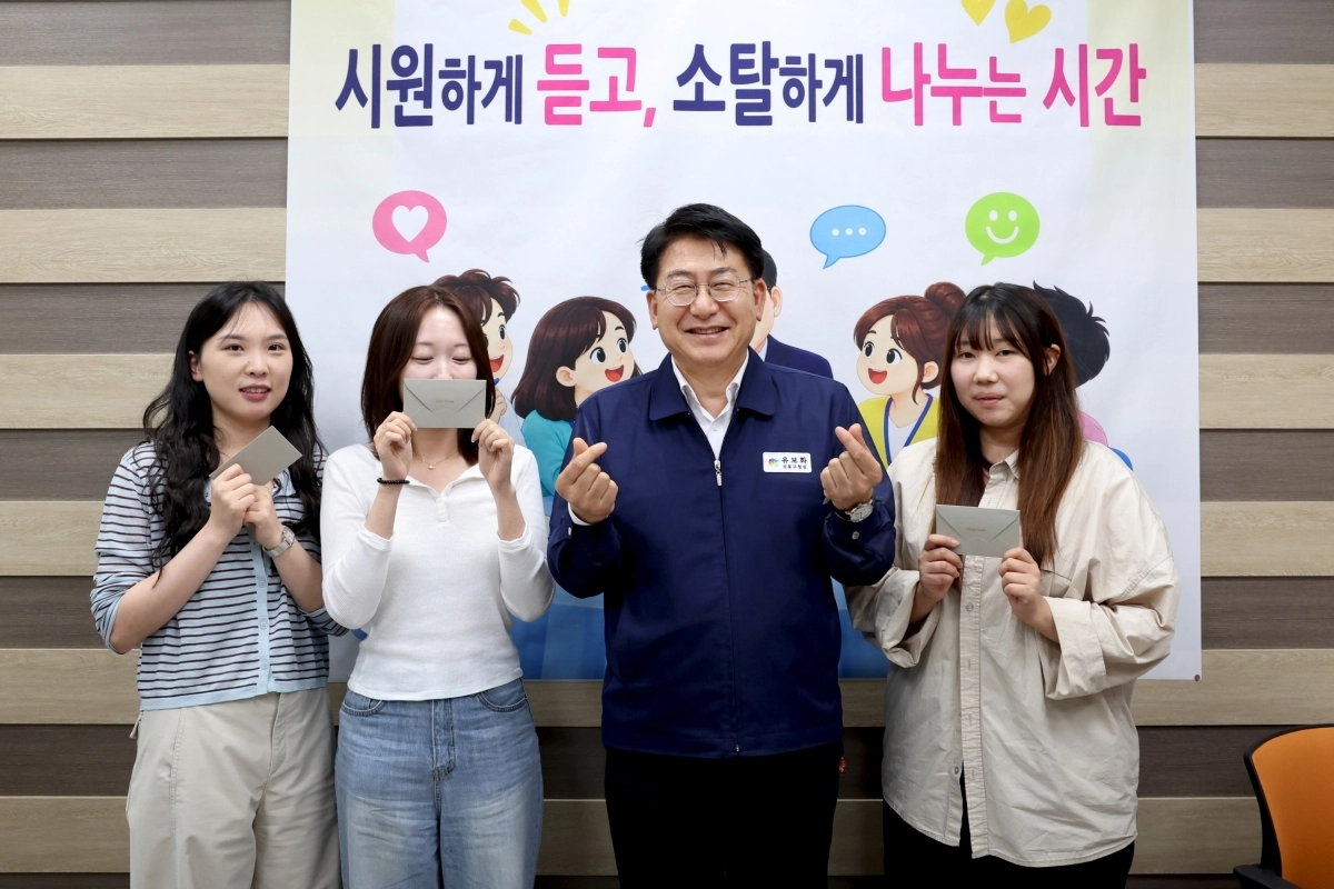 유보화(왼쪽 세번째) 성동구청장이 지난 2일 구청에서 신규직원들과 소통 간담회를 열고 기념 사진을 찍고 있다. 성동구 제공