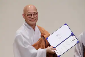 진우 스님, 조계종 총무원장 연임… ‘힙불교’ 잇는다