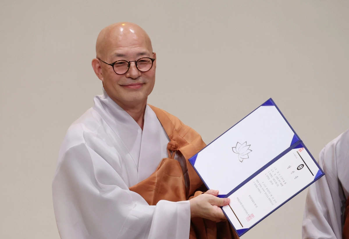 3일 서울 종로구 한국불교역사문화기념관 내 전통문화예술공연장에서 열린 제38대 대한불교조계종 총무원장 선거에서 차기 총무원장에 당선된 진우스님이 당선증을 받고 카메라를 바라보고 있다. 연합뉴스