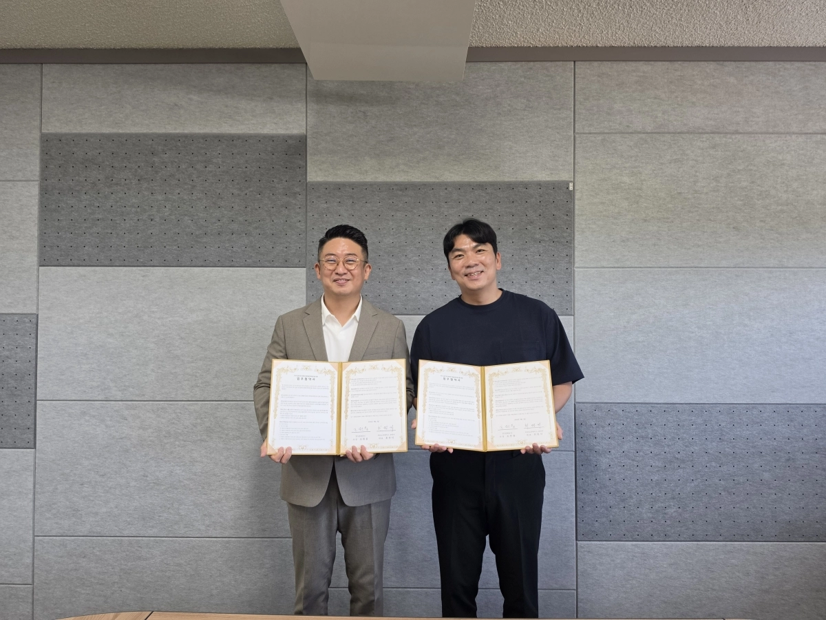 경기관광공사(캠핑장운영팀장  최외석, 왼쪽)와 리브노트레이스 코리아(대표 최원석)가 3일 ESG 실천으로 ‘지속 가능 캠핑문화 조성’을 위한 MOU를 체결하고 기념 촬영을 하고 있다. 경기관광공사 제공