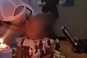 thumbnail - 생일파티 중인 2살 아기에 강제 입맞춤한 男…가족 항의에 욕설까지 thumbnail - 생일파티 중인 2살 아기에 강제 입맞춤한 男…가족 항의에 욕설까지