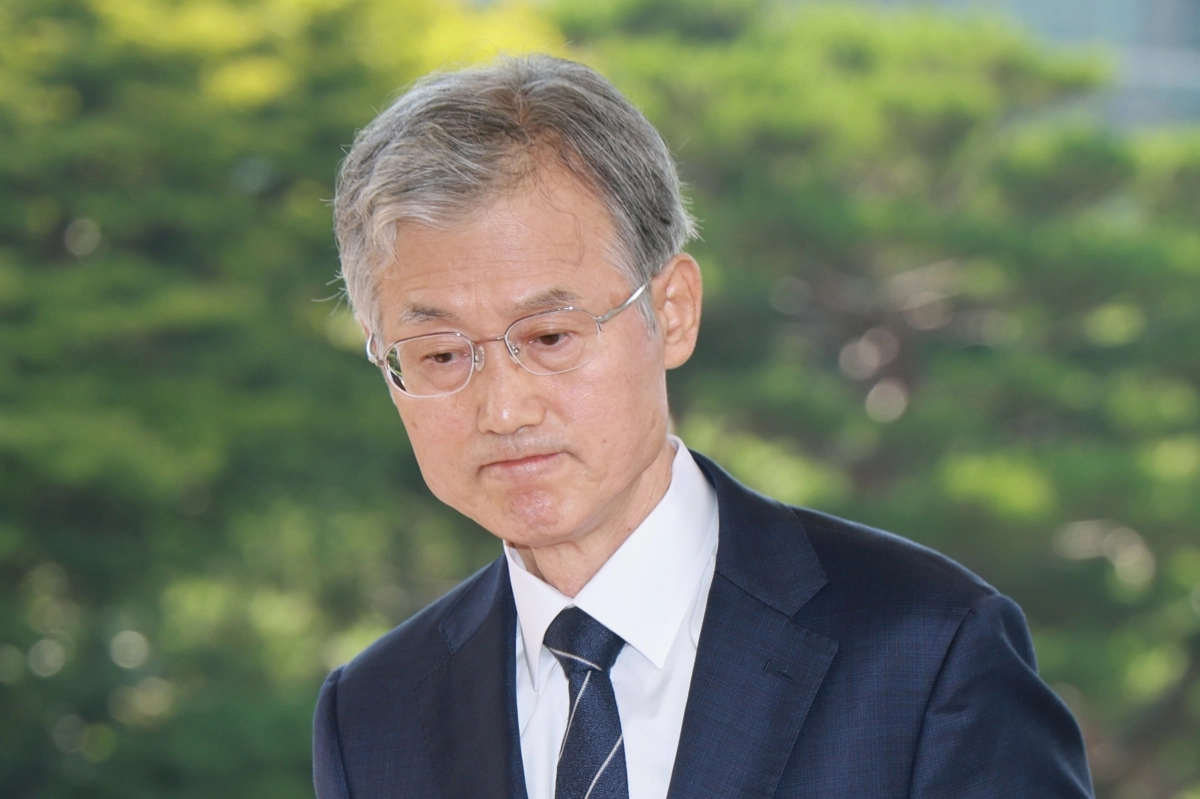 조희대 대법원장이 3일 서울 서초구 대법원으로 출근하고 있다.  연합뉴스