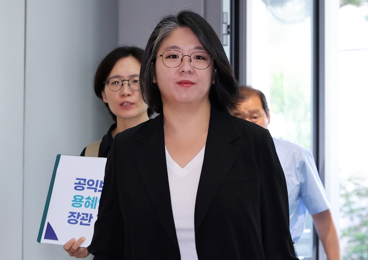 사퇴 요구 받으며 출근하는 용혜인 장관 후보자