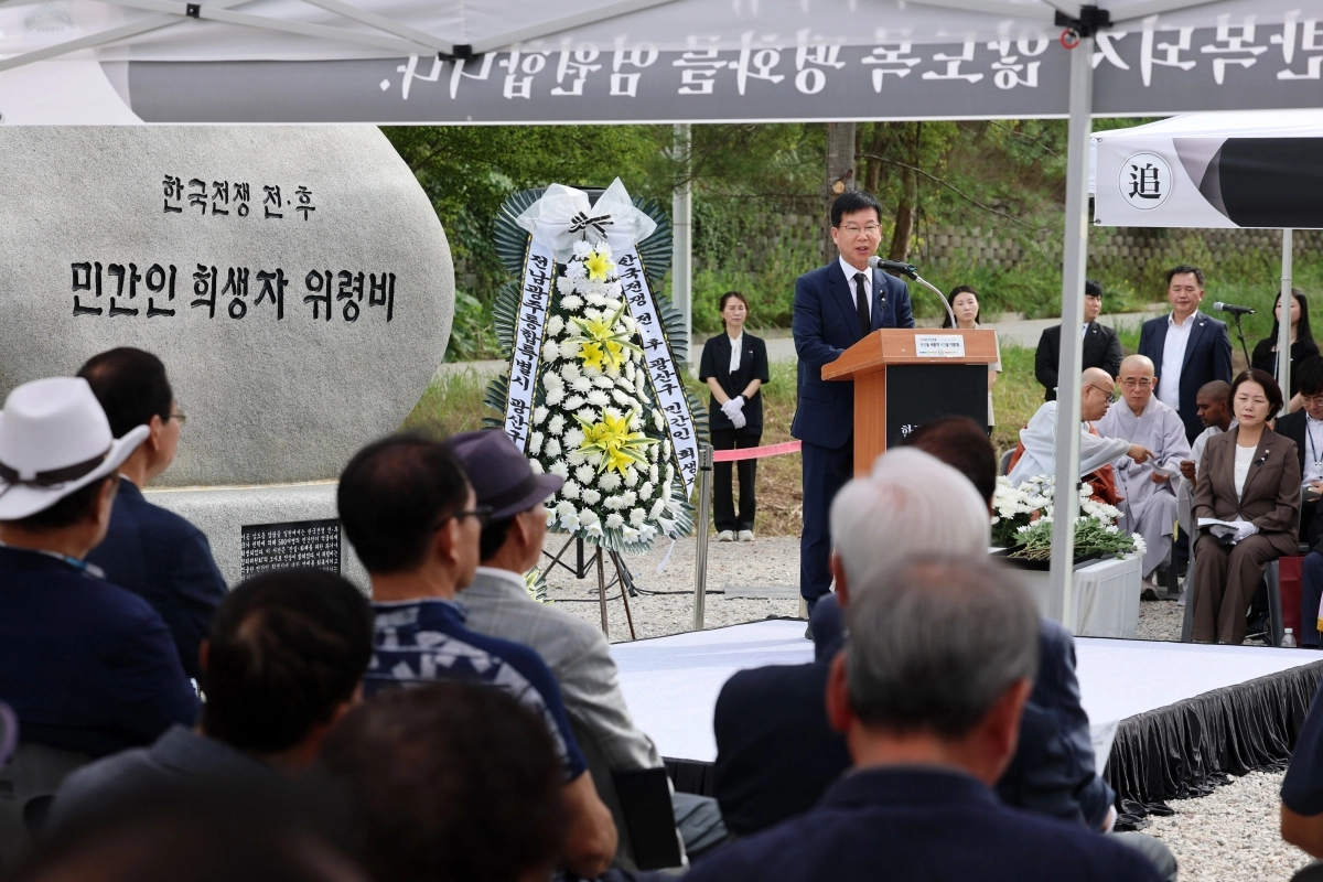 박병규 광산구청장이 3일 광산구 지평동에서 열린 ‘한국전쟁 전후 민간인 희생자 위령비 제막식 및 위령제’에서 추모사를 하고 있다. 전남광주통합특별시 광산구 제공