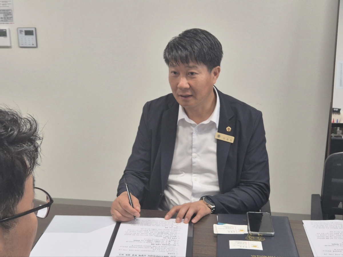 ▲이철형 의원이 안산 대부지역 소방력 보강 추진 상황 보고를 받으며 세부 조치 사항을 점검하고 있다. (사진=경기도의회)