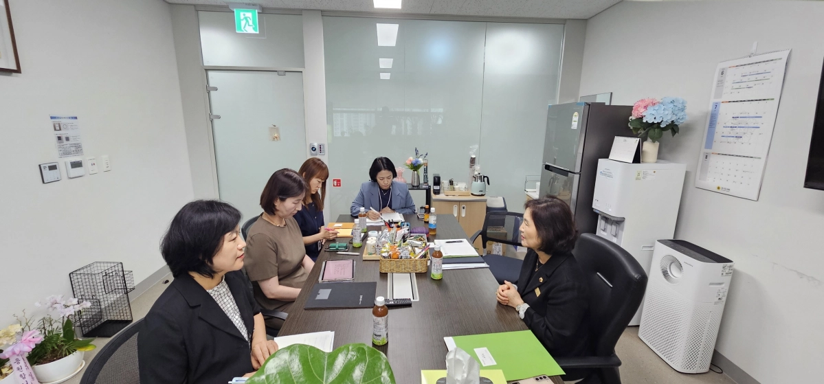 ▲김영희 의원이 2일 의원실에서 박은희 경기도교육청 유보통합준비단장 및 관계 공무원들과 유보통합 현장 혼선 최소화를 위한 방안을 논의하고 있다. (사진=경기도의회)