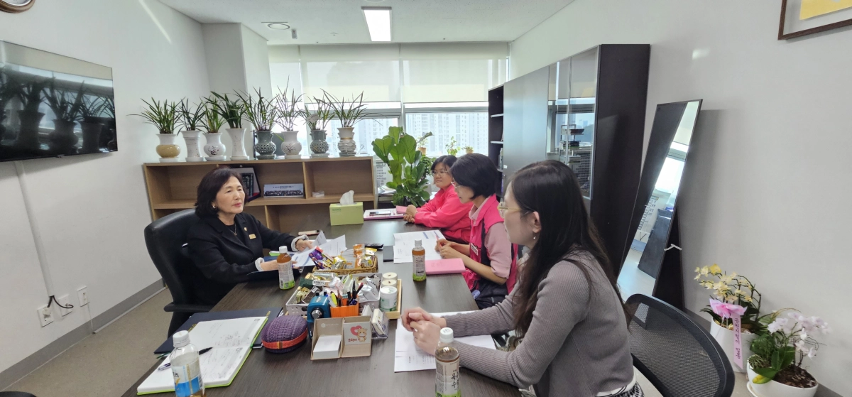 ▲김영희 의원이 2일 경기도의회 의원실에서 전국학교비정규직노동조합 경기지부 및 일선 학교 전문상담사들과 정담회를 열고 전보 체계 개선과 연수 지원 방안을 협의하고 있다. (사진=경기도의회)