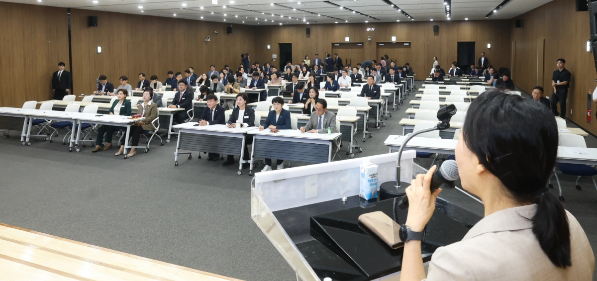 ▲3일 경기도의회 대회의실에서 열린 청렴교육에서 도의원들과 사무처 간부 공무원들이 김정현 한국청렴리더십연구소 대표의 강의를 경청하고 있다. (사진=경기도의회)