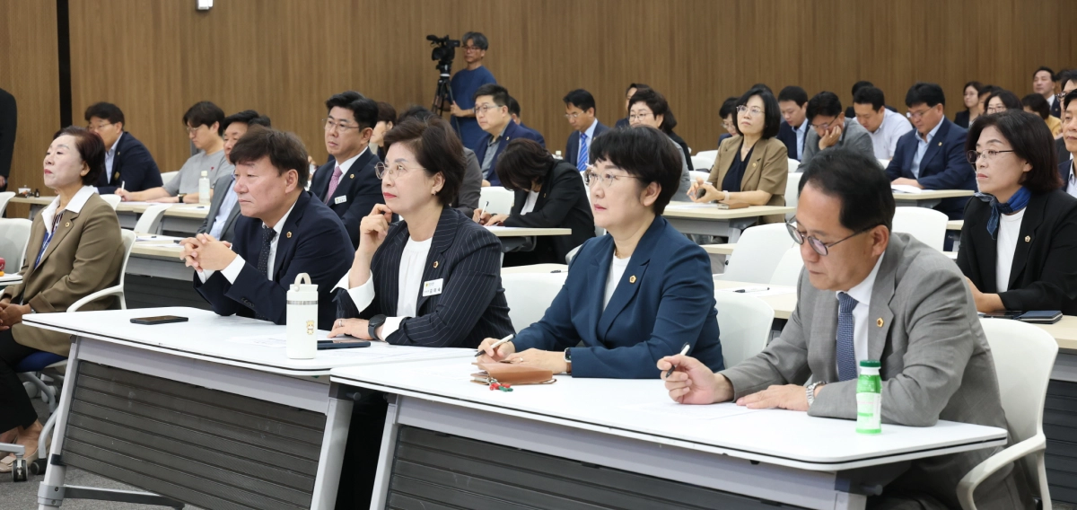 ▲남종섭 의장을 비롯한 도의원들이 3일 도의회 대회의실에서 진행된 도의원 대상 청렴교육에 참석해 강의를 경청하고 있다. (사진=경기도의회)