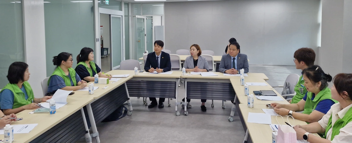 ▲조병진 의원과 전자영 부위원장, 오지훈 의원이 2일 경기도의회에서 전국교육공무직본부 경기지부 임원진과 학교도서관 사서 인력 확충 및 처우 개선 방안을 논의하고 있다. (사진=경기도의회)