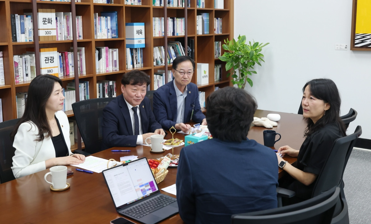 ▲남종섭 의장, 채신덕 문화체육관광위원장, 이미정 도의원이 3일 국회에서 이재정 국회 문화체육관광위원장과 마주 앉아 2027 전국체전 국비 지원 확대를 논의하고 있다. (사진=경기도의회)