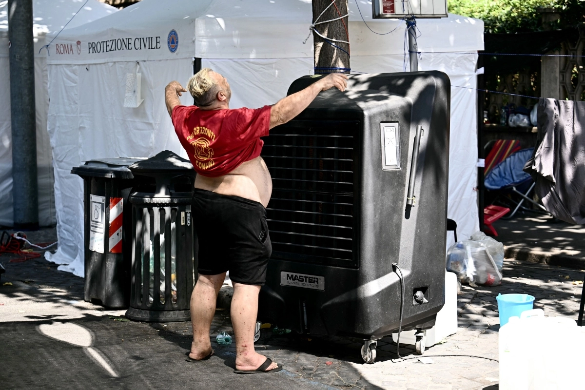 2026년 8월 11일 한 남성이 로마의 오랜 주거 거주지이자 사회·문화 중심지인 스핀 타임 밖에서 인공호흡기를 사용하며 더위를 식히고 있다. AFP 연합뉴스