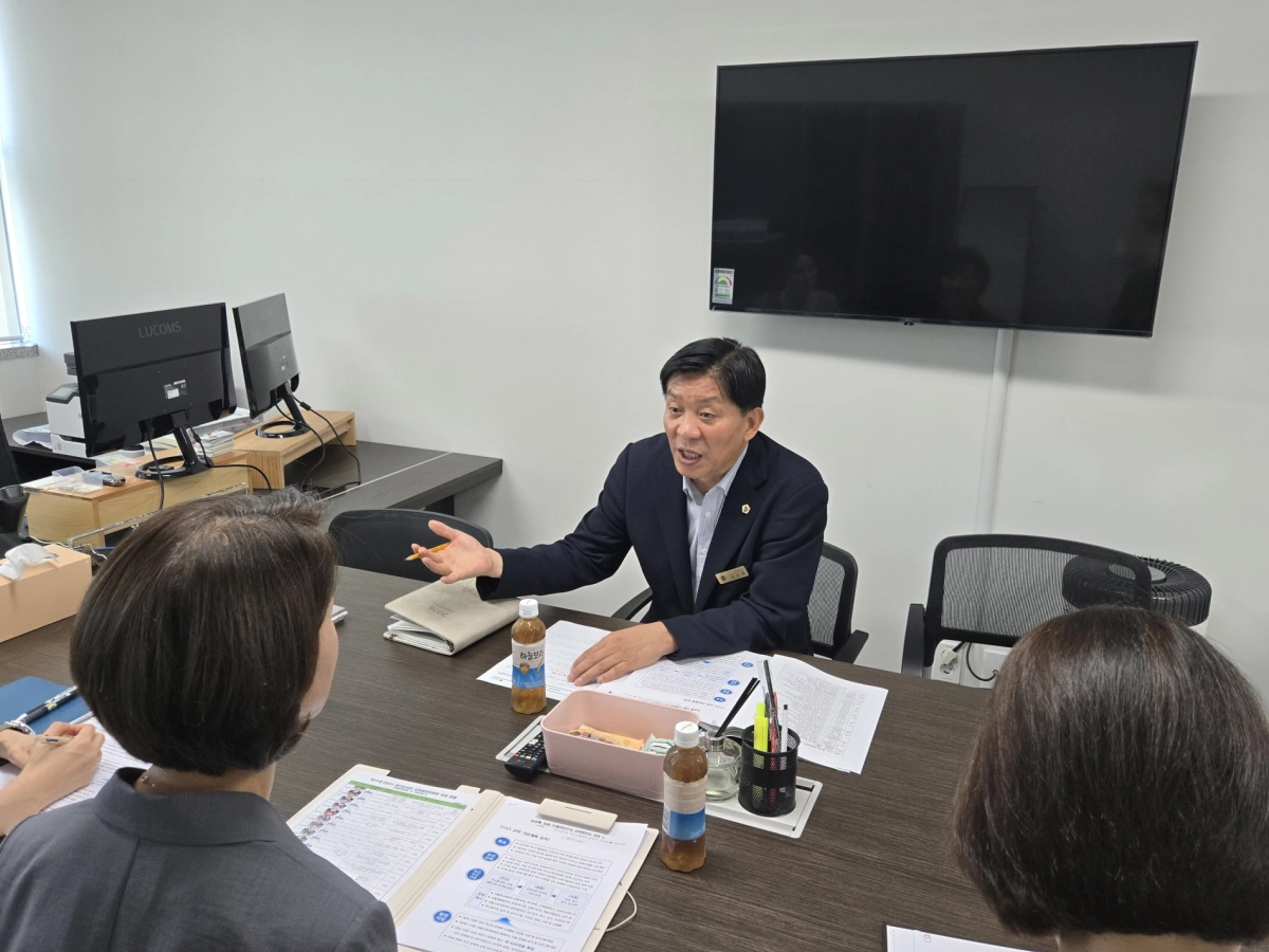 ▲심상록 의원이 3일 경기도교육청 지역교육국 RAS교육과 관계자들과 만나 광명 지역 학교 유휴교실을 활용한 교육 거점화 방안을 논의하고 있다. (사진=경기도의회)