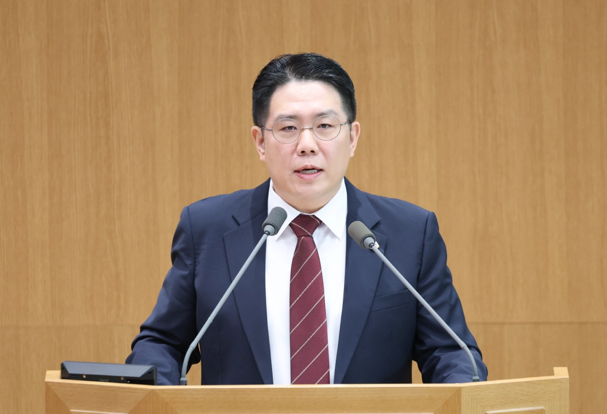 ▲김현석 의원이 3일 열린 제393회 임시회 제3차 본회의에서 과천경마공원 이전 재검토 및 지역 교통·주거 인프라 현안에 대해 도정질문을 진행하고 있다. (사진=경기도의회)