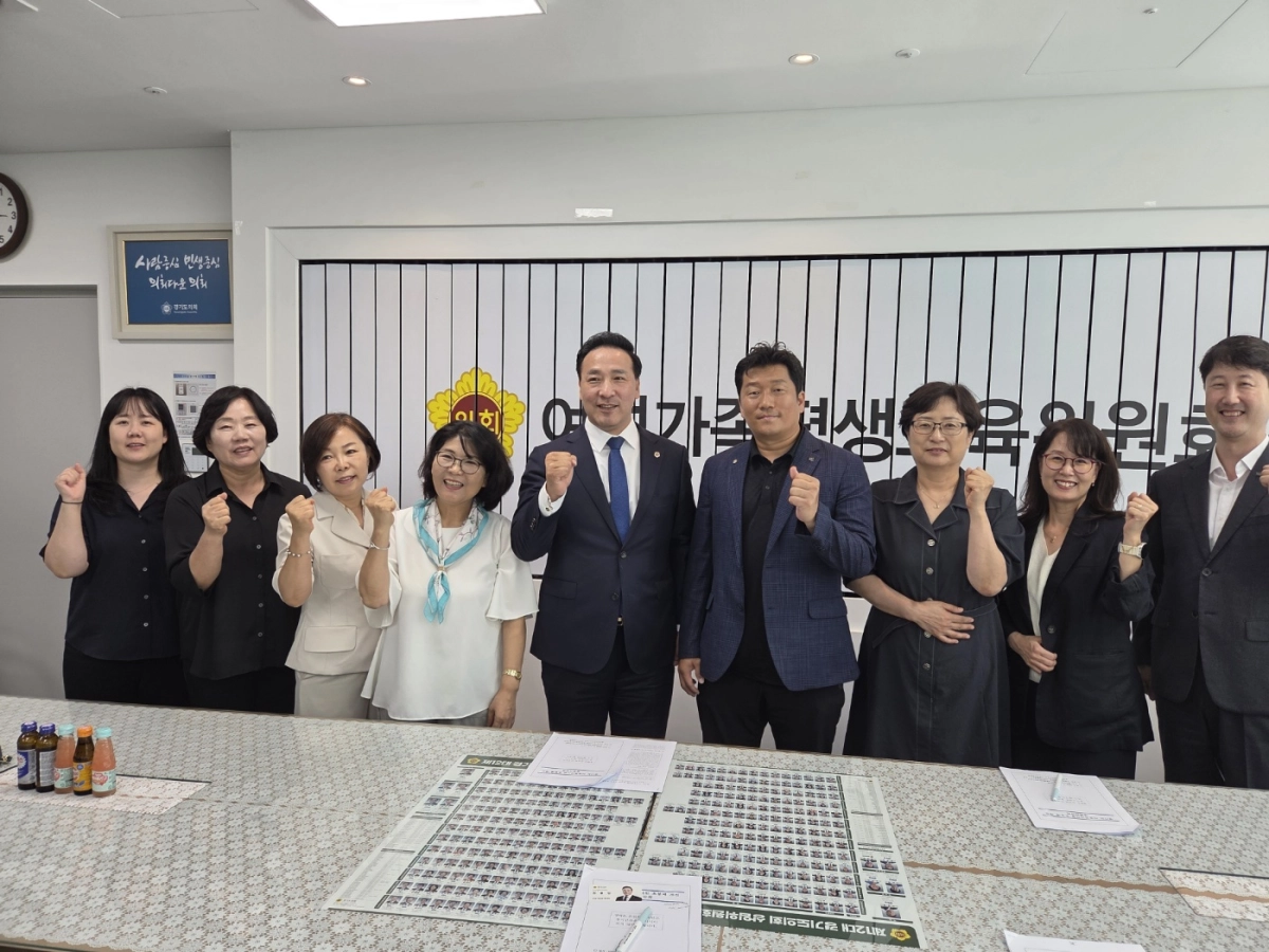 ▲김용성 의원이 3일 도의회 전문위원실에서 다함께돌봄센터·지역아동센터·그룹홈 경기협의회 관계자들과 아동복지시설 호봉제 개선 정책간담회를 마친 뒤 기념 촬영을 하고 있다. (사진=경기도의회)