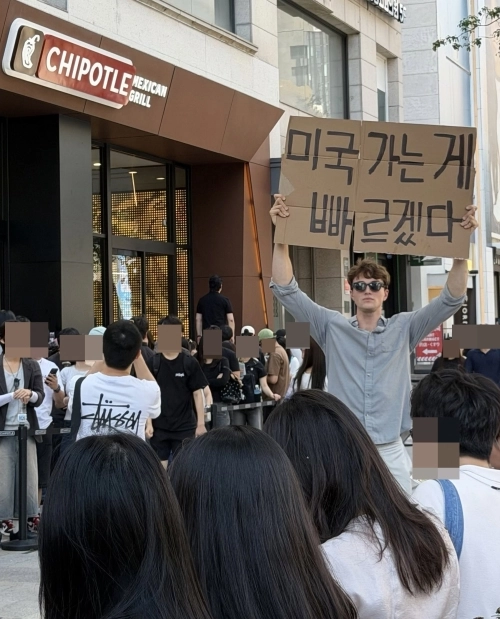 치폴레 강남점 앞에 선 미국인 인플루언서 아담 노박. 자료 : 아담 노박 인스타그램