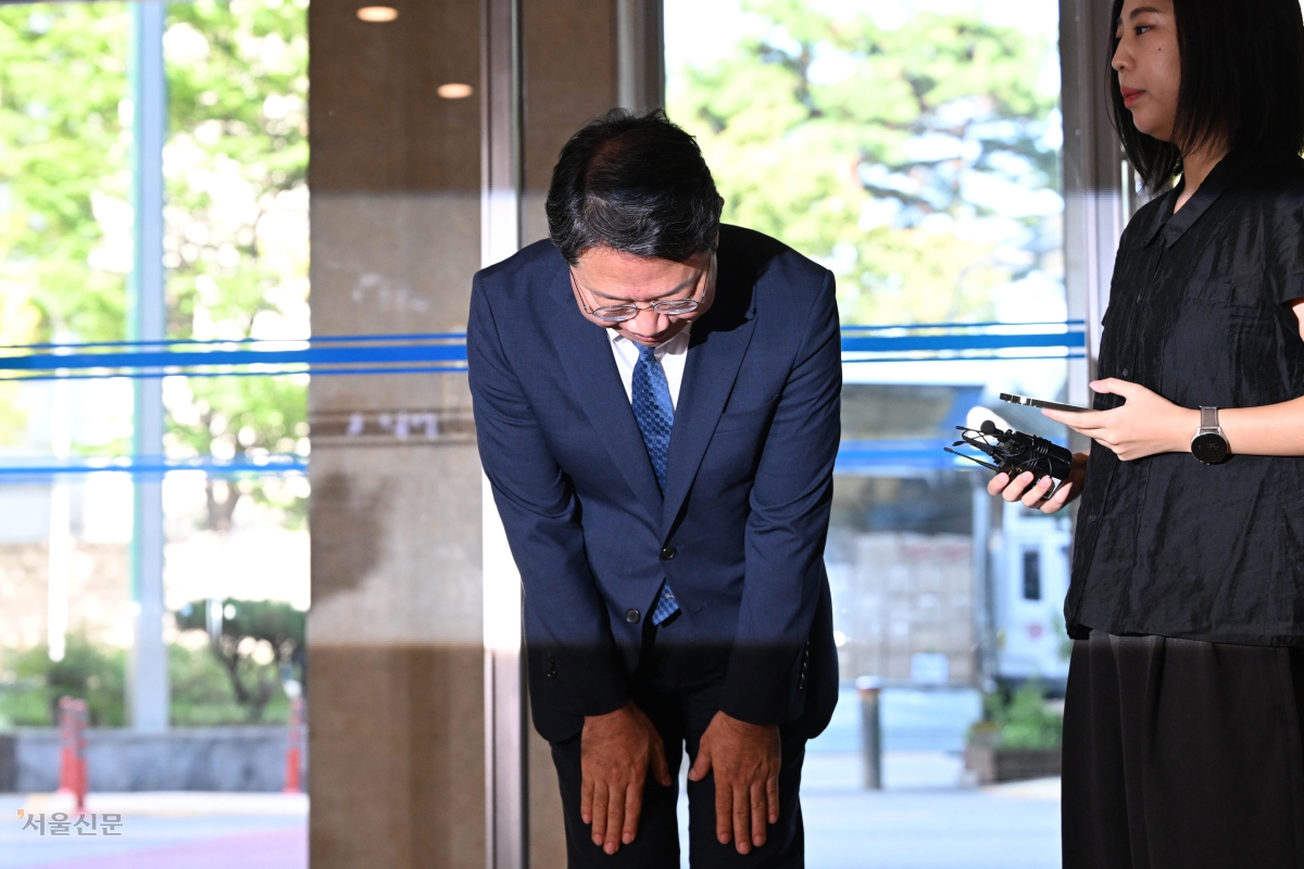 김승원 법무부 장관 후보자가 3일 서울 종로구 적선현대빌딩에 마련된 인사청문회 준비 사무실로 처음 출근하며 고개를 숙여 인사하고 있다. 홍윤기 기자