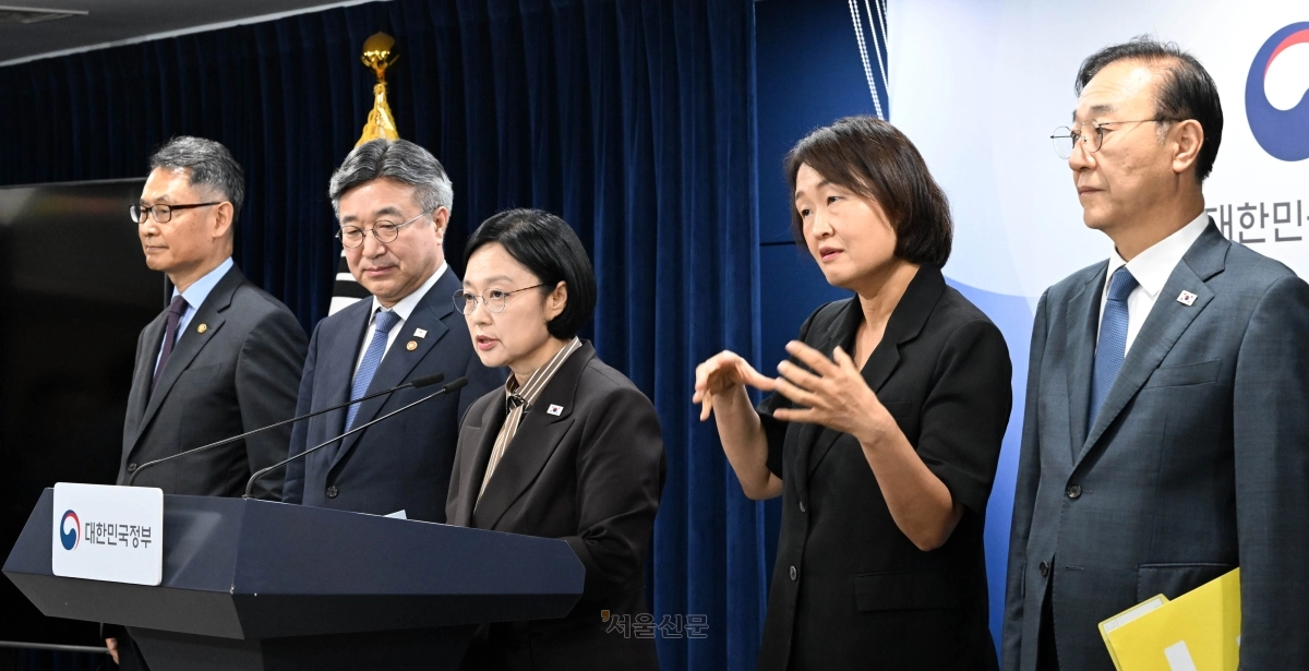 한성숙 국무총리가 3일 정부서울청사에서 법무부·검찰(공소청·중수청)·경찰청 청사를 세종으로 옮기고 공공기관을 통폐합해 109개 줄이는 내용의 ‘행정·공공기관 이전 계획 및 공공기관 기능개혁 방안’을 발표하고 있다. 왼쪽부터 허장 재정경제부 2차관, 윤호중 행정안전부 장관, 한 총리, 수어통역사, 김윤덕 국토교통부 장관. 홍윤기 기자