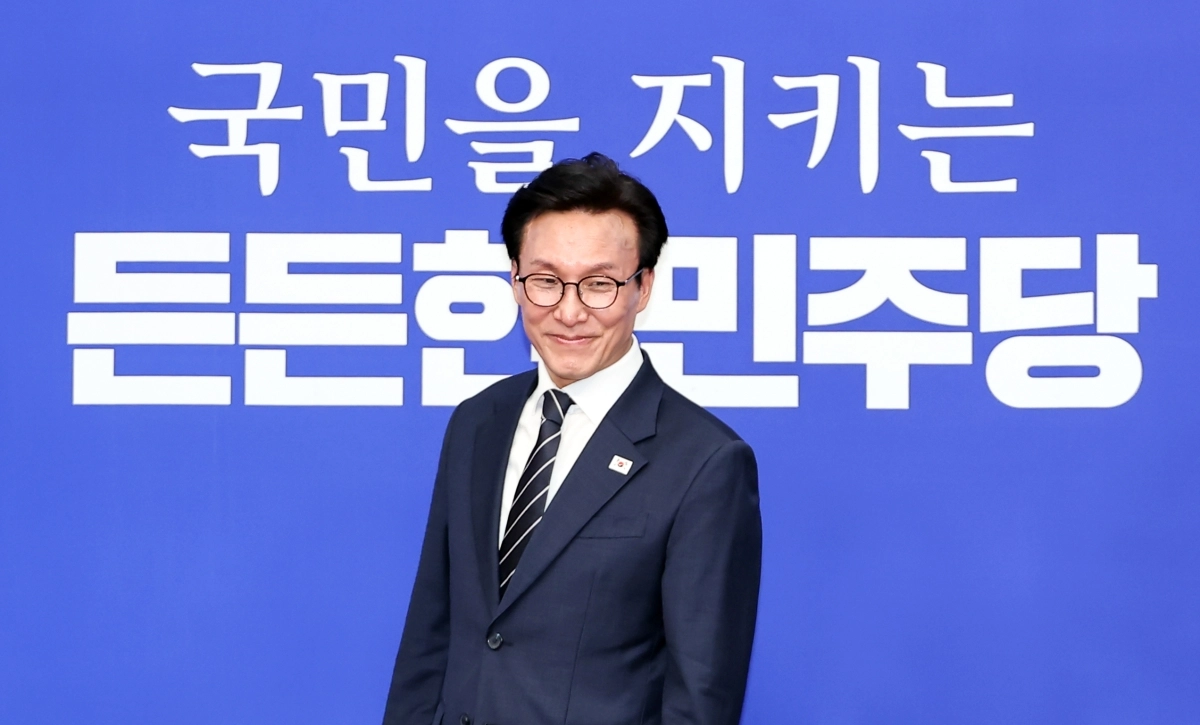 김민석 더불어민주당 대표가 지난달 18일 국회에서 취임 인사차 방문한 강훈식 대통령비서실 비서실장, 홍익표 정무수석을 만나기 위해 입장하고 있다. 연합뉴스
