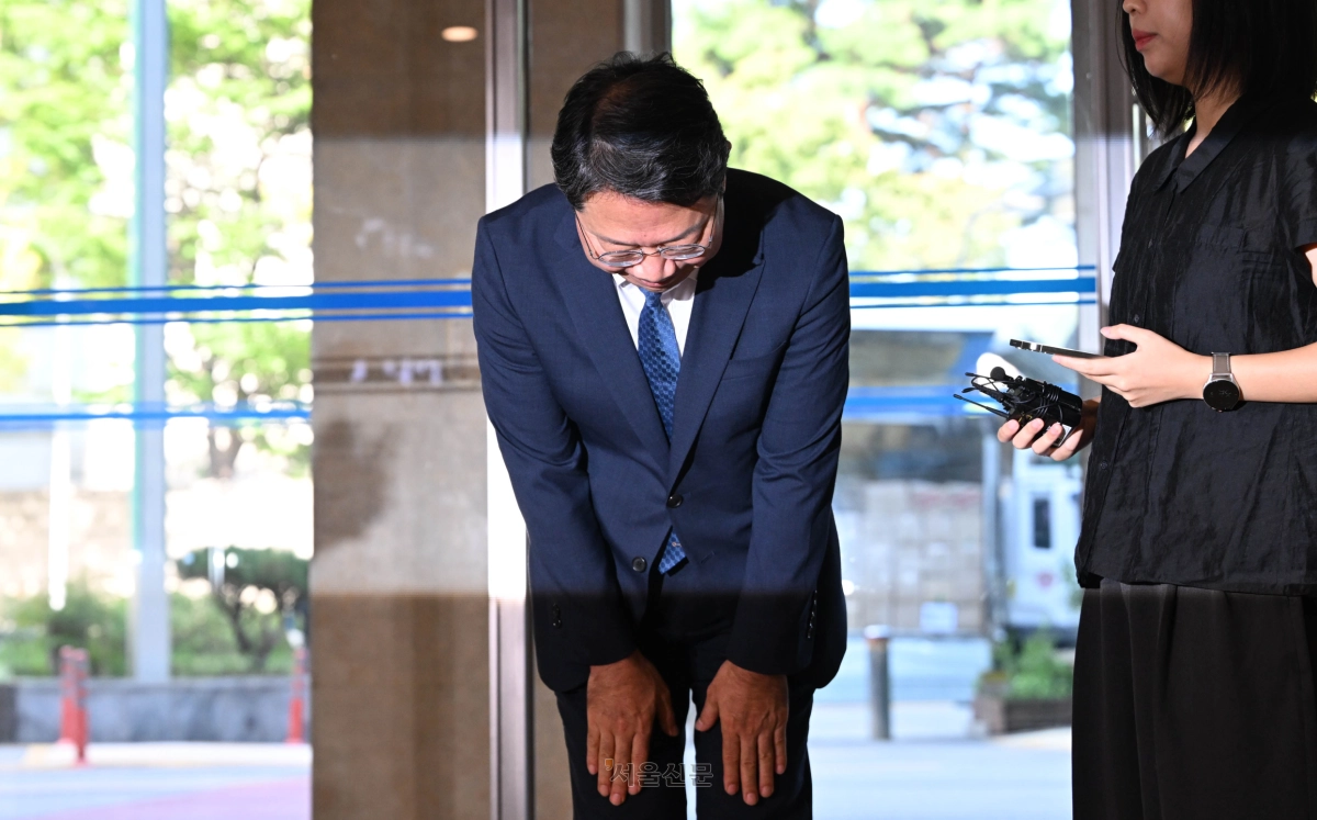 김승원 법무부 장관 후보자가 3일 서울 종로구 적선현대빌딩에 마련된 인사청문회 준비 사무실로 처음 출근하며 고개를 숙여 인사하고 있다. 홍윤기 기자