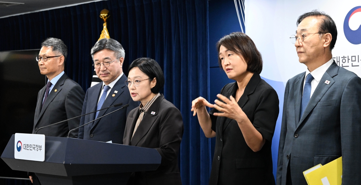 한성숙 국무총리가 3일 정부서울청사에서 법무부·검찰(공소청·중수청)·경찰청 청사를 세종으로 옮기고 공공기관을 통폐합해 109개 줄이는 내용의 ‘행정·공공기관 이전 계획 및 공공기관 기능개혁 방안’을 발표하고 있다. 왼쪽부터 허장 재정경제부 2차관, 윤호중 행정안전부 장관, 한 총리, 수어통역사, 김윤덕 국토교통부 장관. 홍윤기 기자
