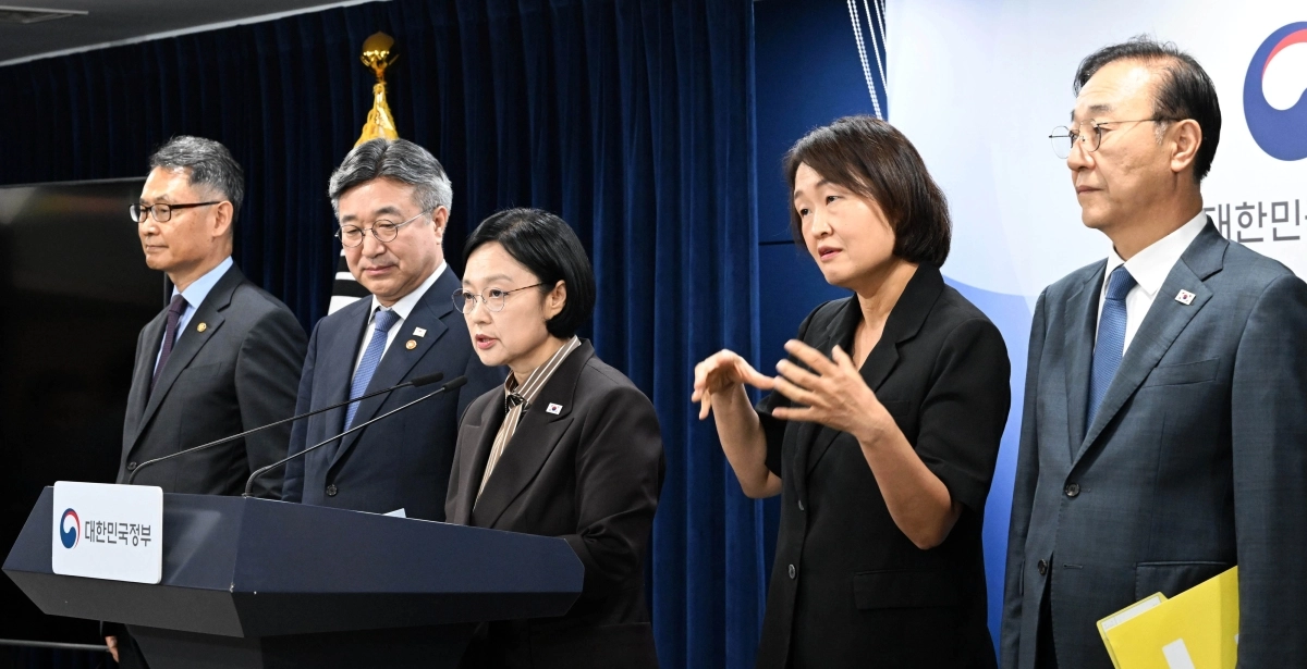 한성숙 국무총리가 3일 정부서울청사에서 법무부·검찰(공소청·중수청)·경찰청 청사를 세종으로 옮기고 공공기관을 통폐합해 109개 줄이는 내용의 ‘행정·공공기관 이전 계획 및 공공기관 기능개혁 방안’을 발표하고 있다. 왼쪽부터 허장 재정경제부 2차관, 윤호중 행정안전부 장관, 한 총리, 수어통역사, 김윤덕 국토교통부 장관. 홍윤기 기자