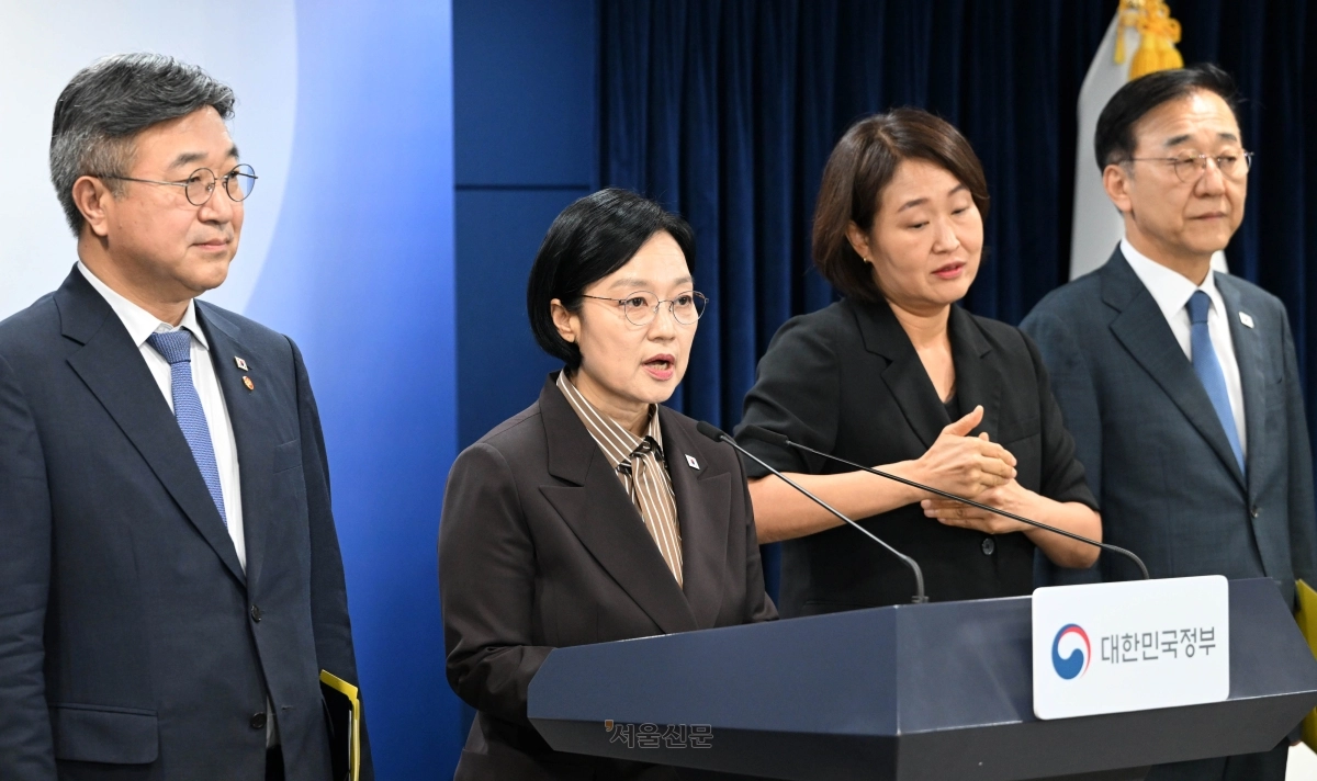 한성숙 국무총리가 3일 서울 종로구 정부서울청사에서 법무부-성평등가족부 등 행정·공공기관 이전 및 공공기관 기능 개혁 관련 기자회견을 하고 있다. 홍윤기 기자