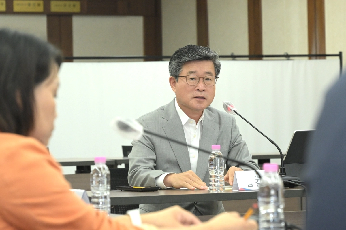 김길성(가운데) 중구청장이 2일 ‘중구 기업도약든든펀드 운용보고회’에서 인사말을 하고 있다.  중구 제공