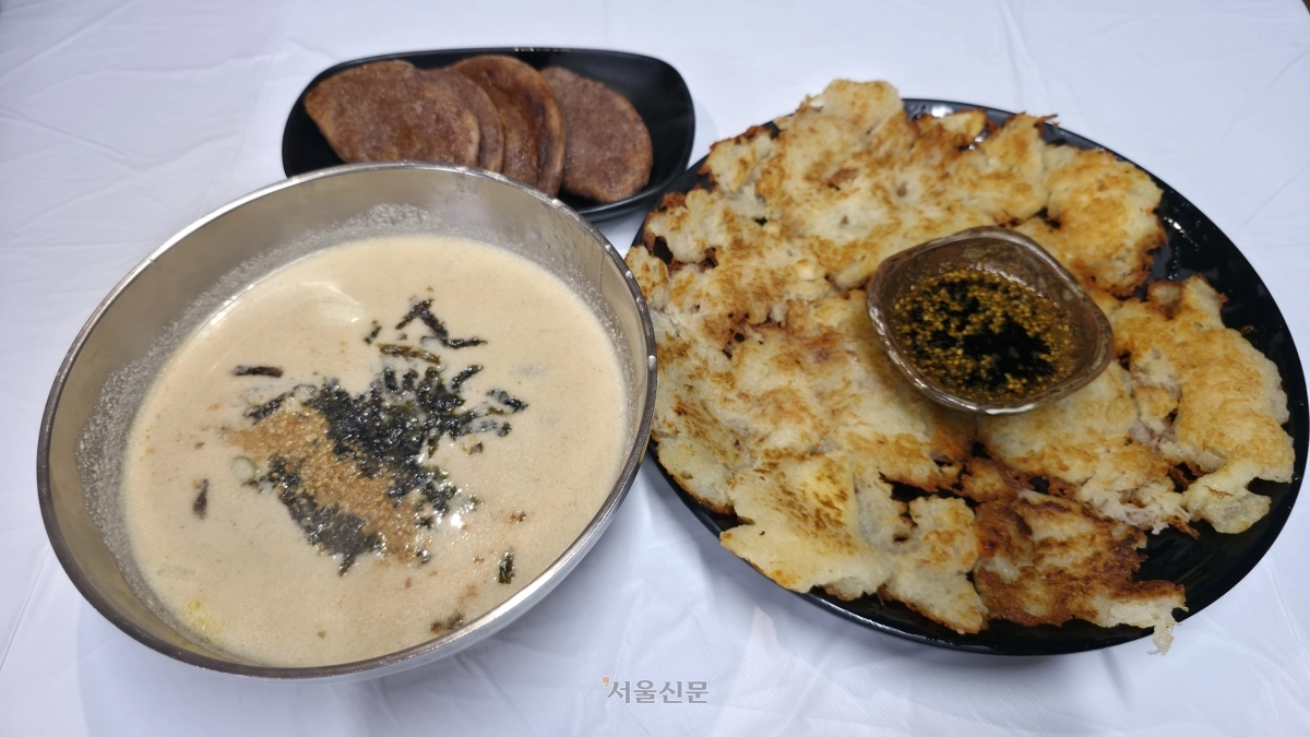 인근의 ‘옹심이들깨메밀칼국수’ 식당의 감자전, 감자옹심이, 수수부꾸미. 저렴한 가격에 푸짐하게 먹을 수 있다. 제천 김기중 기자
