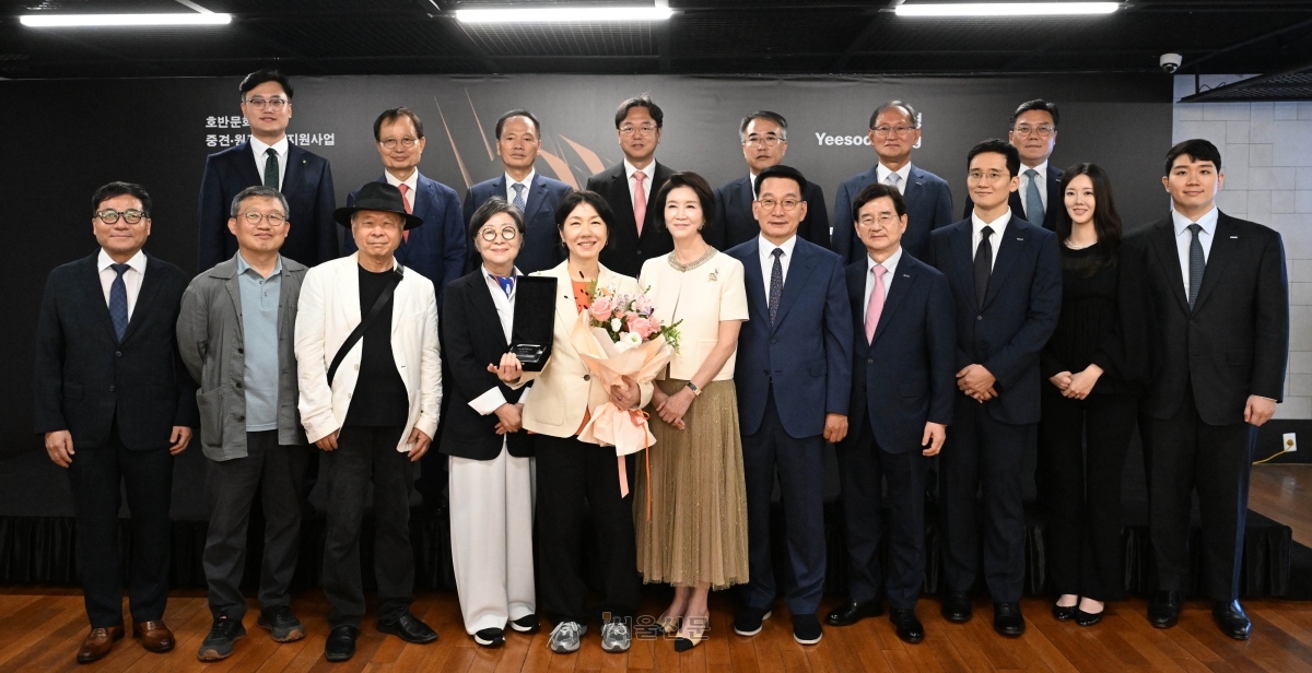 호반문화재단은 3일 서울 종로구 세종문화회관 미술관에서 ‘2026 호반미술상’ 시상식을 열었다. 앞줄 왼쪽부터 심상용 서울대 미술대학 교수, 김찬동 나주문화재단 대표, 윤진섭 미술평론가, 김성희 국립현대미술관 관장, 이수경 작가, 우현희 호반문화재단 이사장, 김상열 서울신문 회장(호반장학재단 이사장), 김선규 호반그룹 회장, 김대헌 호반그룹 기획총괄사장, 김민형 호반그룹 커뮤니케이션실 상무, 김민성 호반그룹 부사장. 뒷줄 왼쪽부터 김동진 호반문화재단 이사, 송희영 이사, 장성환 감사, 이상길 이사, 송종민 대한전선 부회장, 이정호 호반호텔앤리조트 부회장, 박철희 호반건설 사장.  홍윤기 기자