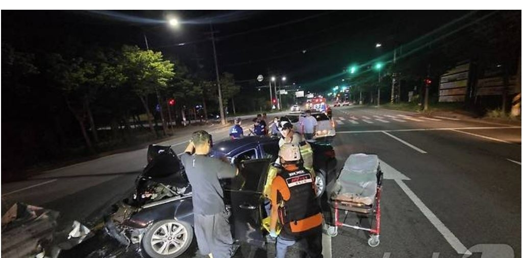 4일 0시 50분쯤 전남광주 광산구 장록동 한 도로에서 A씨(40대)가 중앙분리대를 들이받아 숨졌다. (뉴스1 제공)