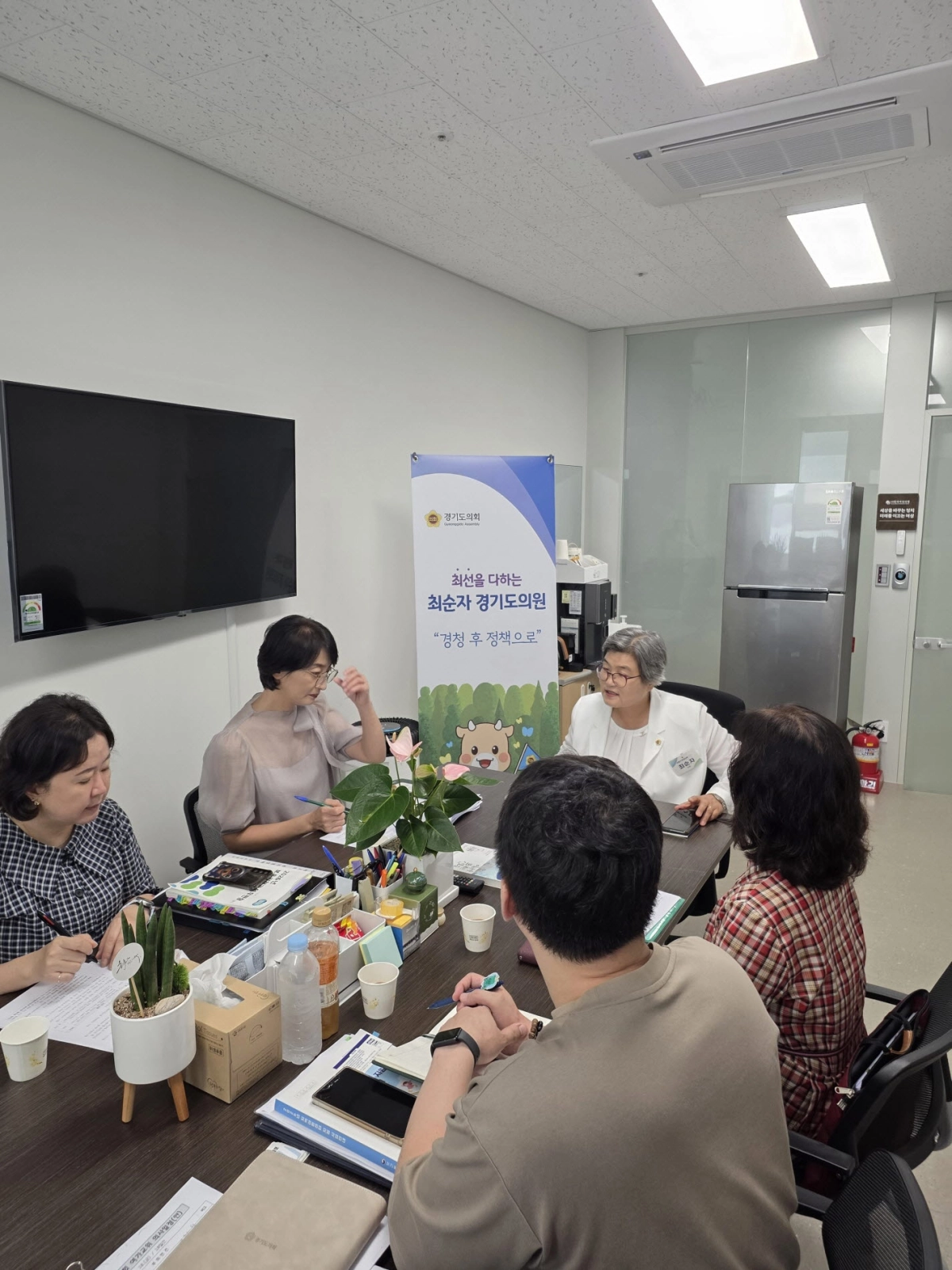 ▲최순자 의원이 3일 의원실에서 경기도 여성가족국 관계자들과 보육 정책 현안을 논의하고 있다. (사진=경기도의회)