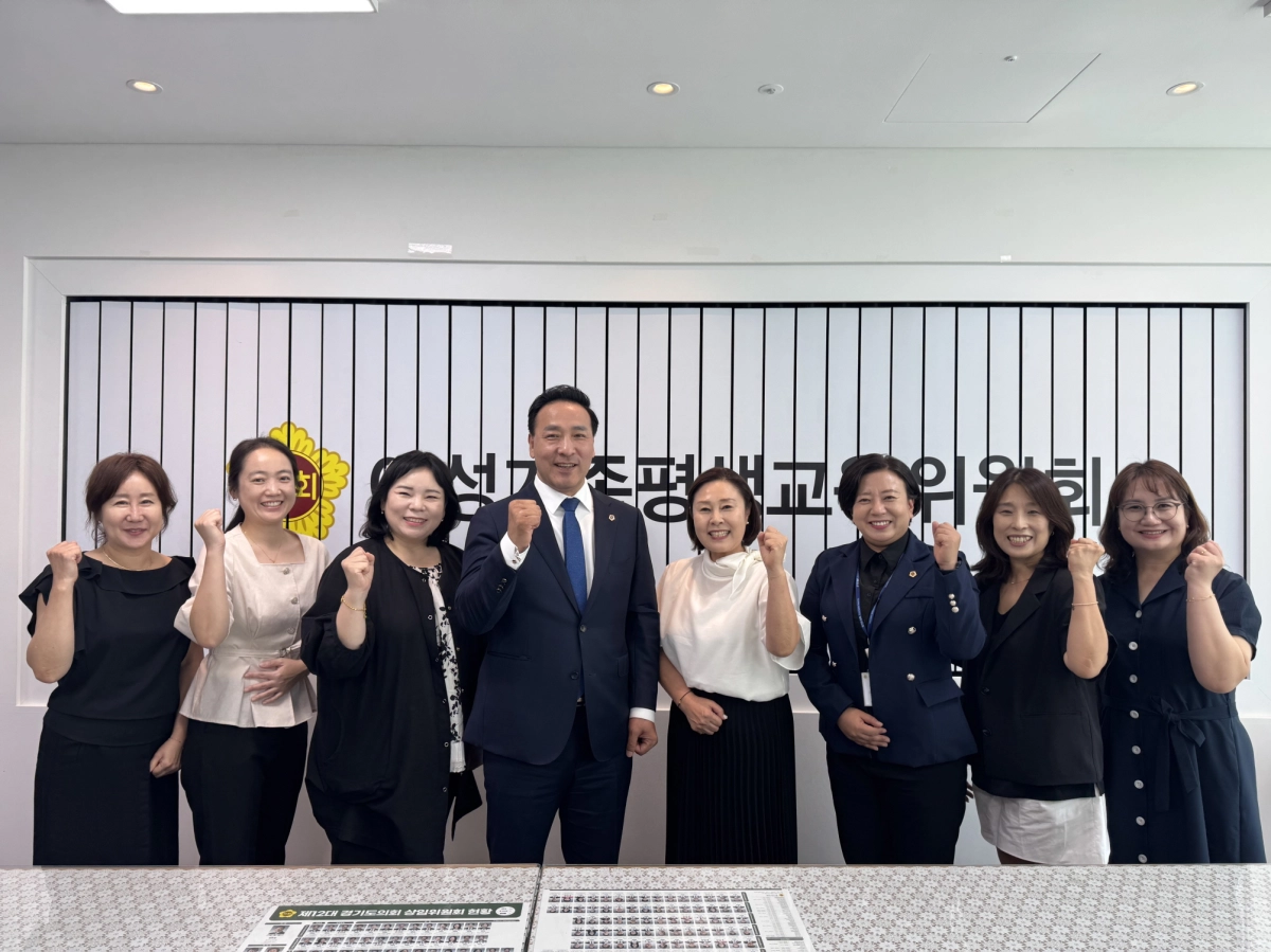 ▲김용성 여성가족평생교육위원장이 3일 도의회 회의실에서 열린 경기도 0세아전용 어린이집 연합회와의 간담회를 마친 뒤 참석자들과 기념 촬영을 하고 있다. (사진=경기도의회)