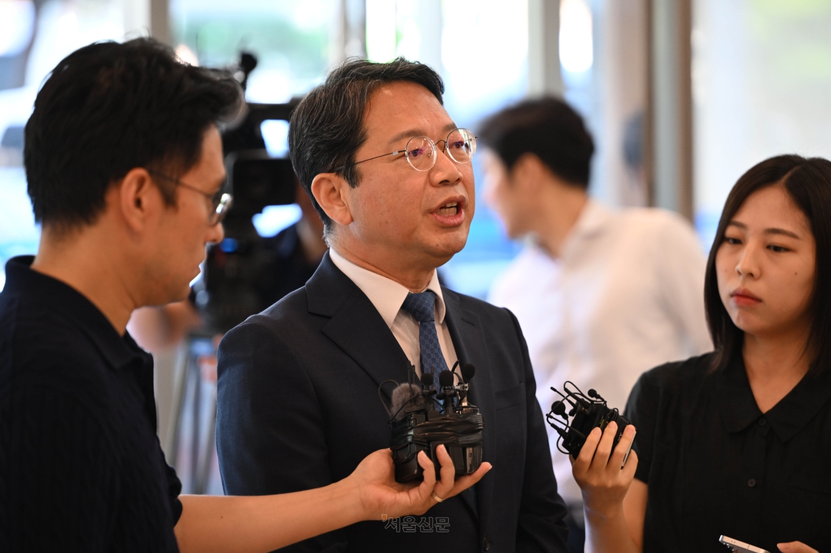 김승원 법무부장관 후보자가 3일 서울 종로구 적선현대빌딩에 마련된 인사청문회 준비 사무실로 출근하던 중 취재진 질문에 답하고 있다.  홍윤기 기자