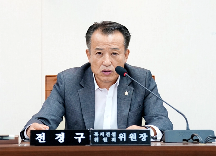 서울 중랑구의회 전경구 복지건설위원장이 제285회 임시회 제2차 회의에서 2026년도 제2회 추가경정예산안을 심사하고 있다. 사진: 전경구 의원 제공.