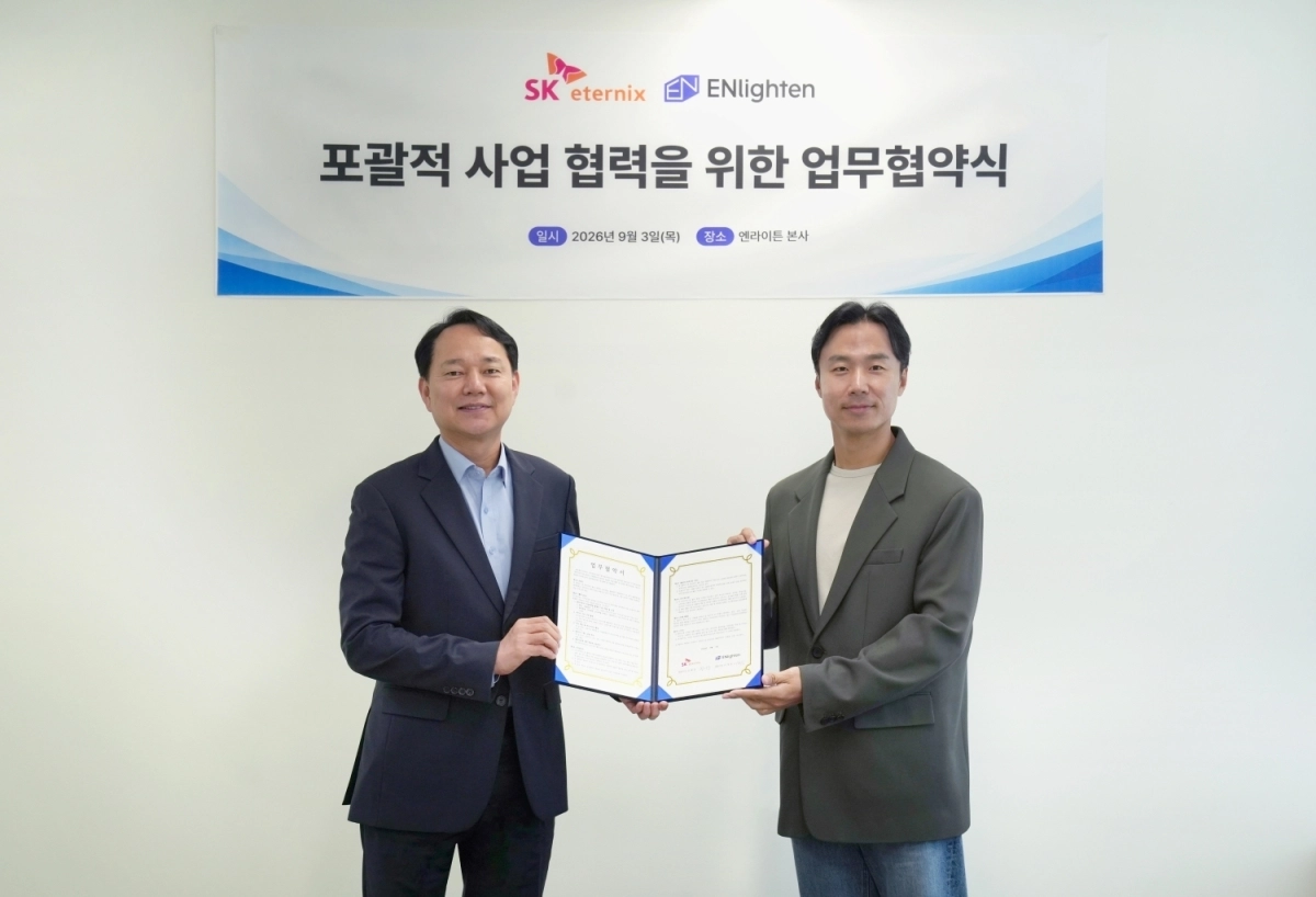 김해중(왼쪽) SK이터닉스 대표와 이영호 엔라이튼 대표가 재생에너지 분야 사업 협력 및 전략적 파트너십 구축을 위한 업무협약을 체결한 뒤 기념 촬영을 하고 있다. SK이터닉스 제공