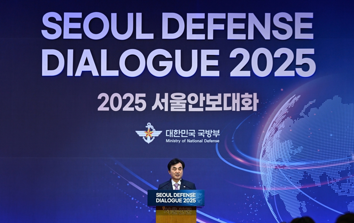 안규백 국방부 장관이 지난해 9월 9일 서울 중구 소공동 롯데호텔에서 열린 2025 서울안보대화 개회식에서 나카타니 겐 일본 방위대신과 기념 촬영을 하고 있다. 2025.9.9 국방부 제공