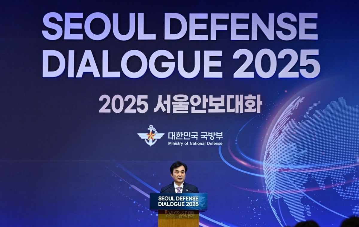 안규백 국방부 장관이 지난해 9월 9일 서울 중구 소공동 롯데호텔에서 열린 2025 서울안보대화 개회식에서 나카타니 겐 일본 방위대신과 기념 촬영을 하고 있다. 2025.9.9 국방부 제공