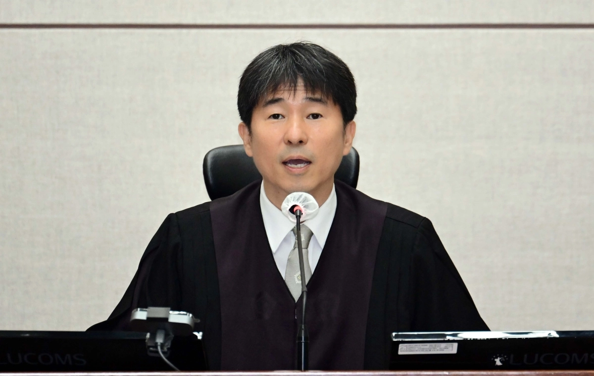 지귀연 부장판사가 지난해 4월 21일 서울중앙지법에서 열린 윤석열 전 대통령 내란 우두머리 혐의 공판에서 발언하고 있다. 연합뉴스