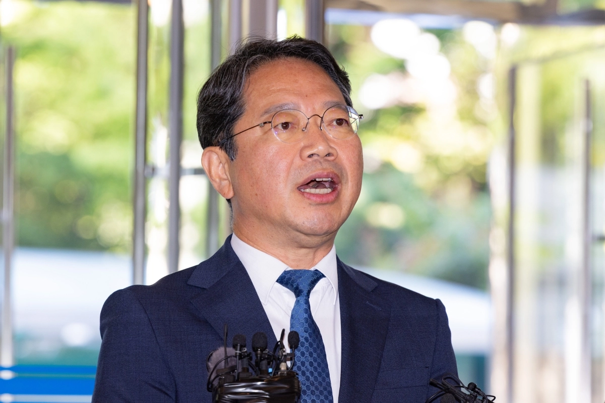 김승원 법무부 장관 후보자가 3일 오전 서울 종로구 적선현대빌딩에 마련된 인사청문 준비 사무실로 출근하며 취재진과 질의응답을 하고 있다. 뉴시스