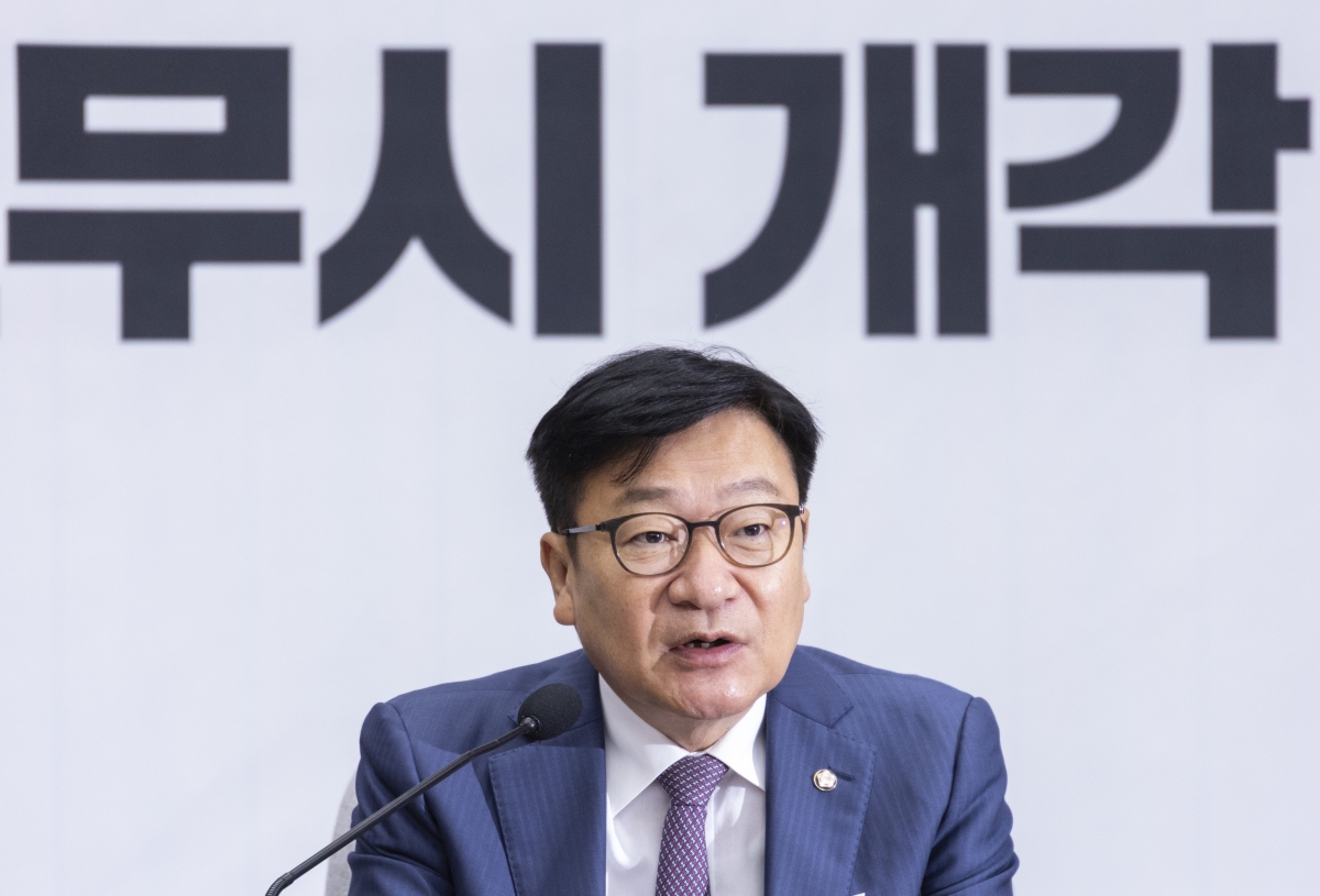 국민의힘 정점식 원내대표가 4일 국회에서 열린 원내대책회의에서 김승원 법무부 장관 후보자 청탁 의혹과 관련해 철저 규명을 촉구하는 발언을 하고 있다.  연합뉴스