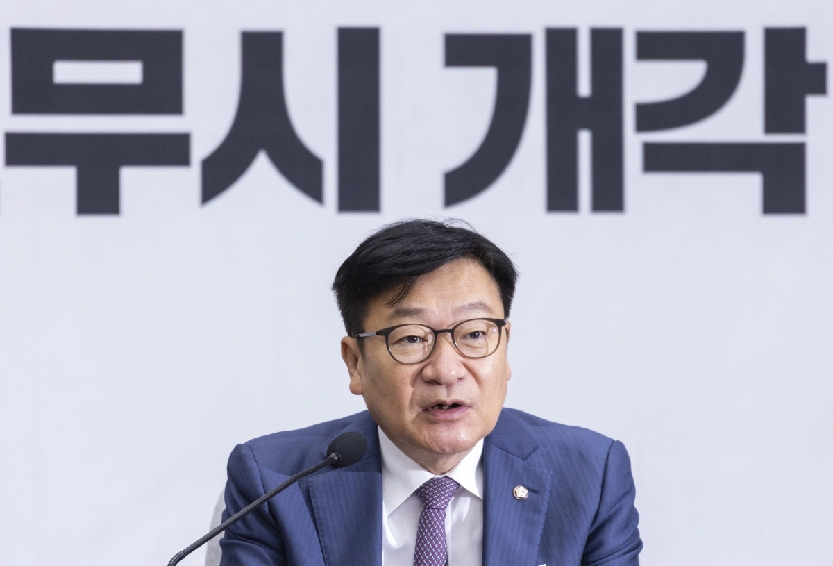 국민의힘 정점식 원내대표가 4일 국회에서 열린 원내대책회의에서 김승원 법무부 장관 후보자 청탁 의혹과 관련해 철저 규명을 촉구하는 발언을 하고 있다.  연합뉴스