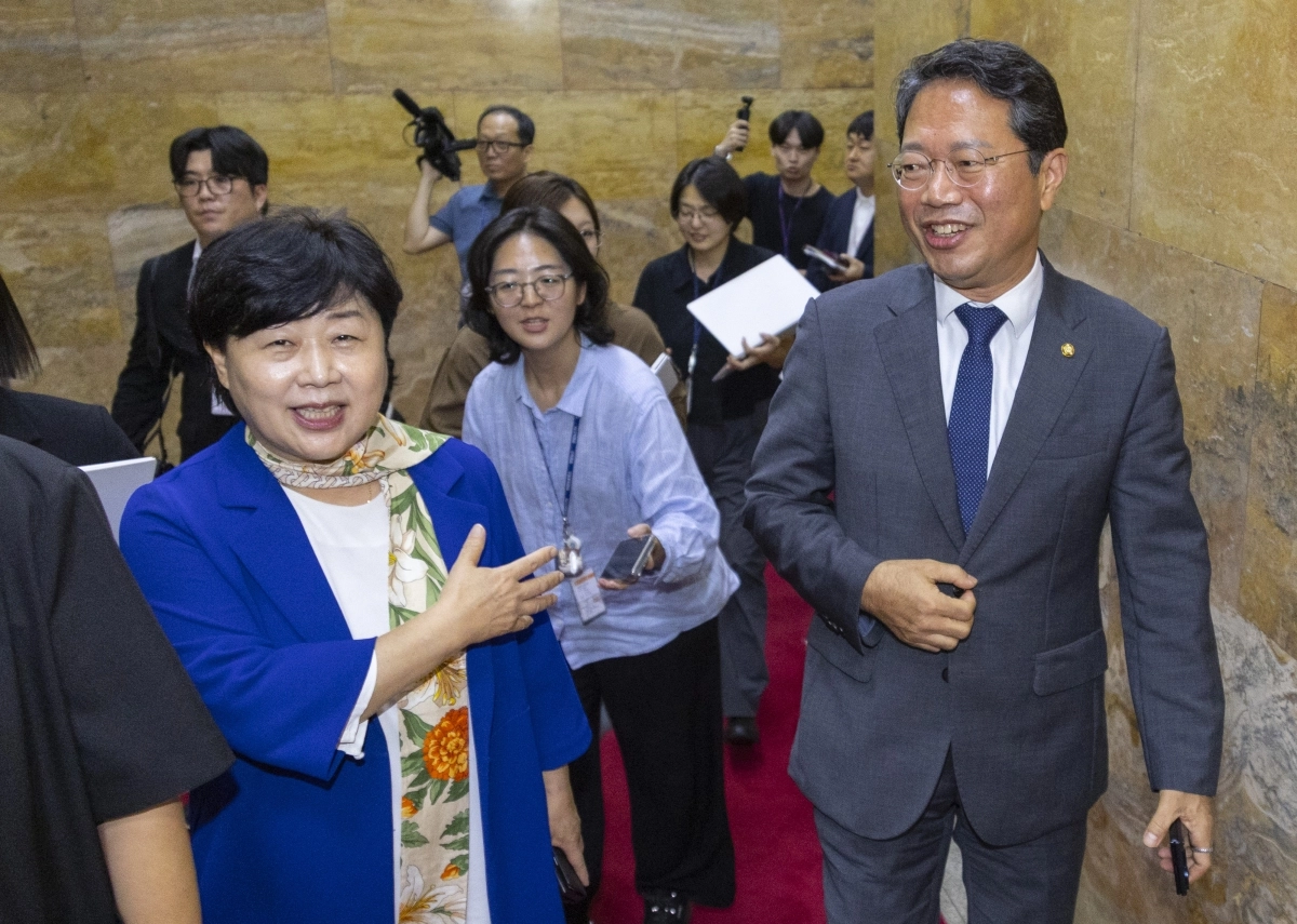 서영교 법사위원장과 이동하는 김승원 법무부 장관 후보자