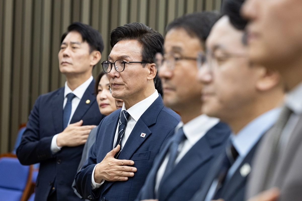 김민석 더불어민주당 대표와 한병도 원내대표를 비롯한 의원들이 3일 서울 여의도 국회에서 열린 의원총회에서 국민의례를 하고 있다. 뉴스1
