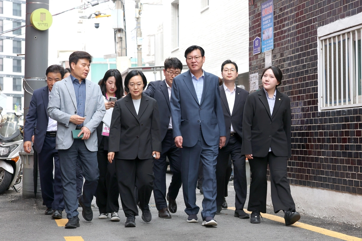 지난 7월 박운기(앞줄 왼쪽 세 번째) 서대문구청장과 한성숙(앞줄 왼쪽 두 번째) 국무총리가 신촌 대학가 원룸 밀집 지역에서 청년 주거환경 실태를 점검하며 관계자의 설명을 듣고 있다.  서대문구 제공