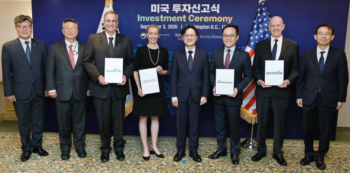 산업통상부와 코트라가 3일(현지 시간) 미국 워싱턴에서 ‘미국 투자신고식 및 투자가 라운드테이블’을 열고 국내 투자를 결정한 미국 첨단기업 4개사 관계자와 기념촬영을 하고 있다. 왼쪽부터 이금하 코트라 북미지역본부장, 박찬기 주미한국대사관 상무관, 에두아르도 메네제스 에어프로덕츠사 최고경영자(CEO), 미셸 오닐 코닝사 글로벌 수석부사장, 김정관 산업부 장관, 최승호 퍼시피코에너지 글로벌 해상풍력 총괄 겸 한국 대표, 로버트 마호니 엑셀리스 테크놀로지스 글로벌 운영 총괄 수석 부사장, 강감찬 산업부 무역투자실장. 대한무역투자진흥공사 제공
