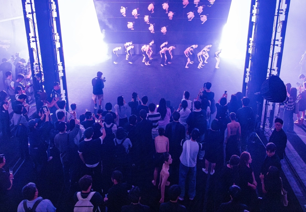 시몬스가 3일 서울 성동구 ‘시몬스 갤러리 성수’에서 펼친 이머시브 예술 프로젝트  ‘더 브레스 비포 인스퍼레이션(The Breath Before Inspiration)’의 한 장면. “좋은 잠은 사람에게 무엇을 남기는가”라는 질문을 공간과 신체, 음악, 영상, 미식의 언어로 펼쳤다. 시몬스 제공