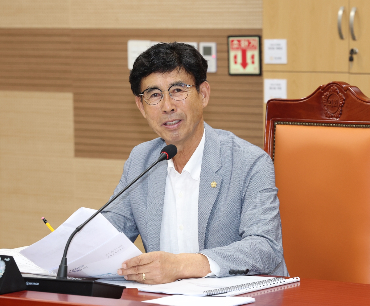 충남 아산시의회 홍순철 의원이 제267회 제1차 정례회에서 ‘아산호’ 지명 주권 회복을 촉구하고 있다. 시의회 제공