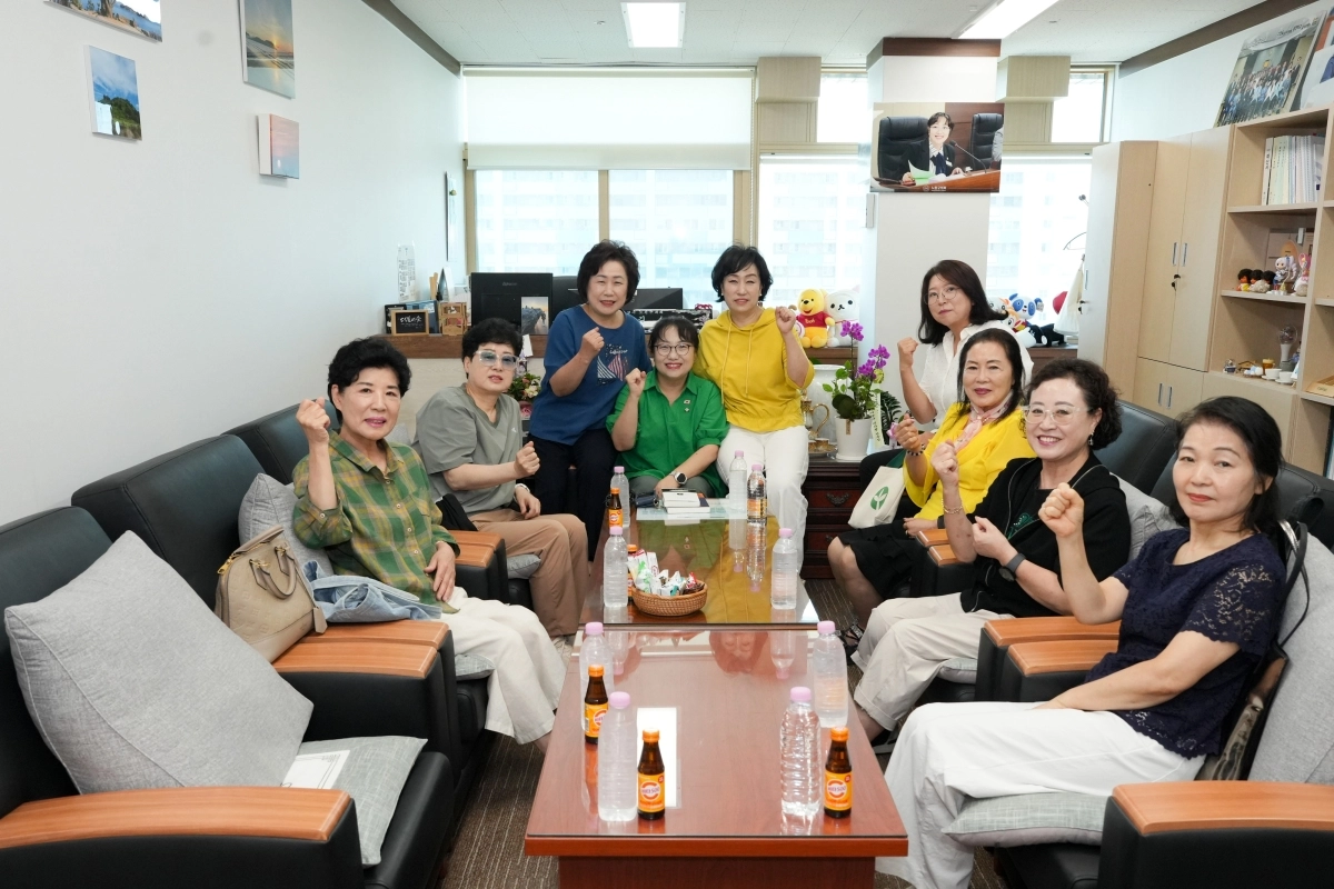 노원구의회 김소라 행정위원장(가운데)이 노원구 새마을부녀회 회원들과 간담회를 마친 뒤 기념촬영을 하고 있다. 사진: 김소라 의원 제공.